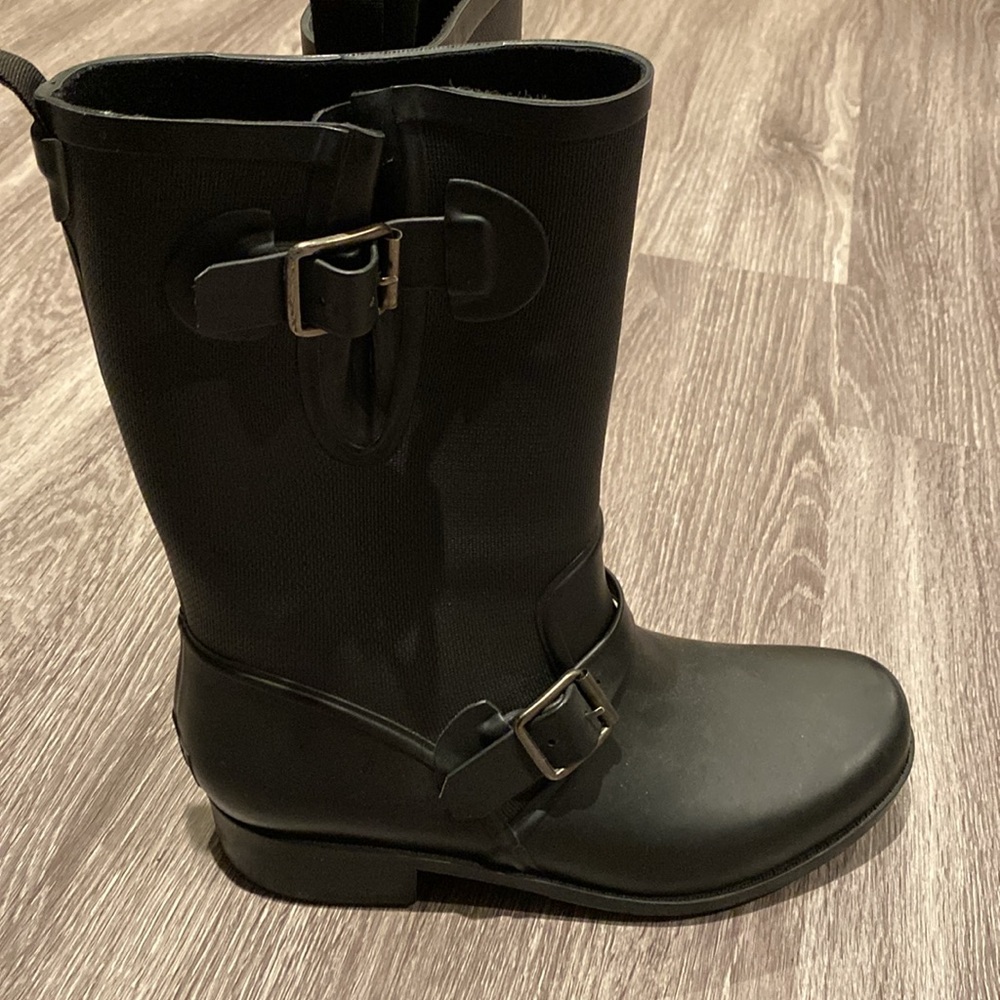 Kenneth Cole Reaction Black Buckle Rain Boots